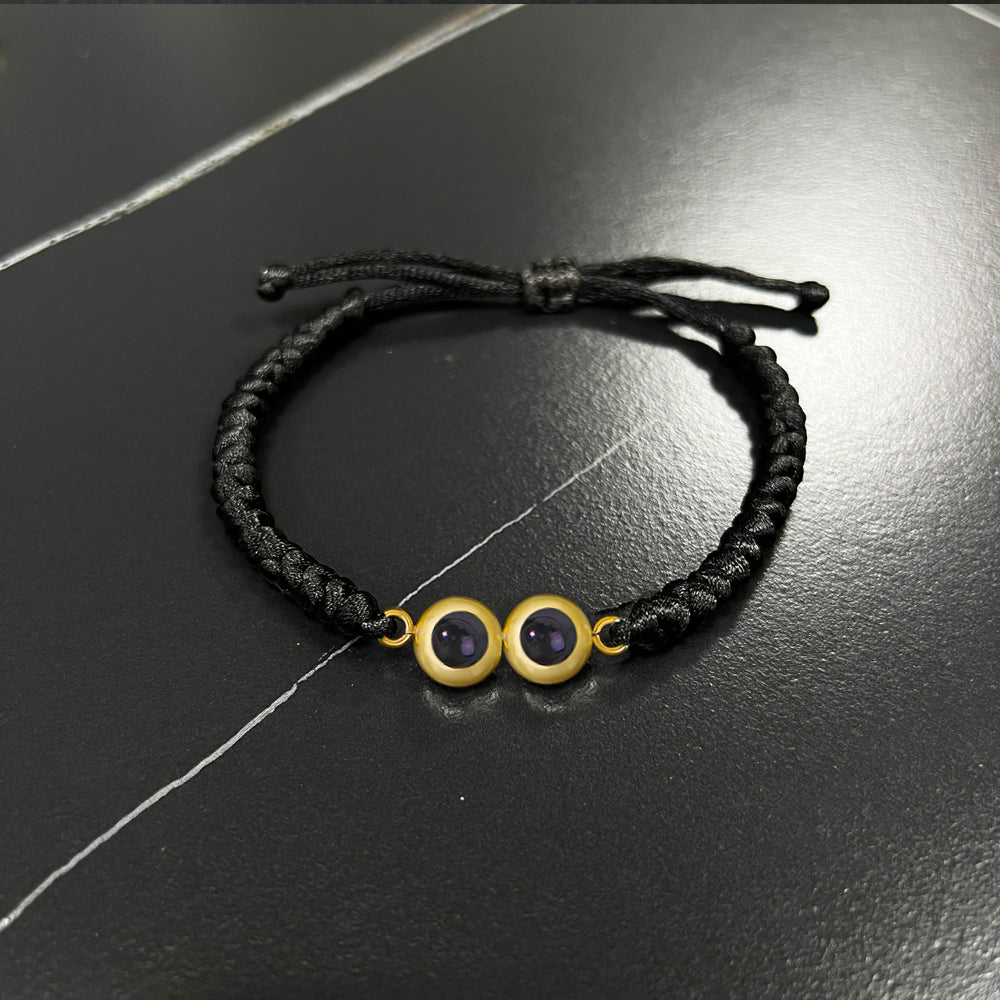 Personalisiertes Schlangenknoten-Armband mit geflochtenem Seil und doppeltem Charm-Projektion