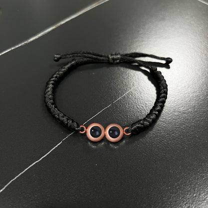 Personalisiertes Schlangenknoten-Armband mit geflochtenem Seil und doppeltem Charm-Projektion