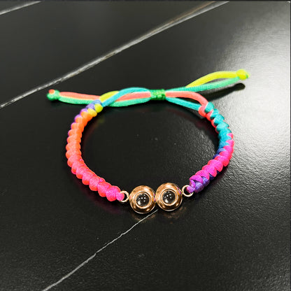 Bracciale personalizzato con proiezione a doppio ciondolo in corda intrecciata con nodo serpente