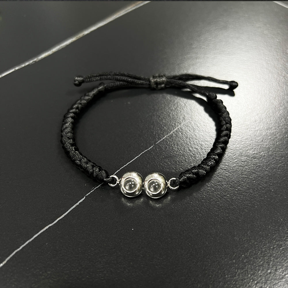 Personalisiertes Schlangenknoten-Armband mit geflochtenem Seil und doppeltem Charm-Projektion